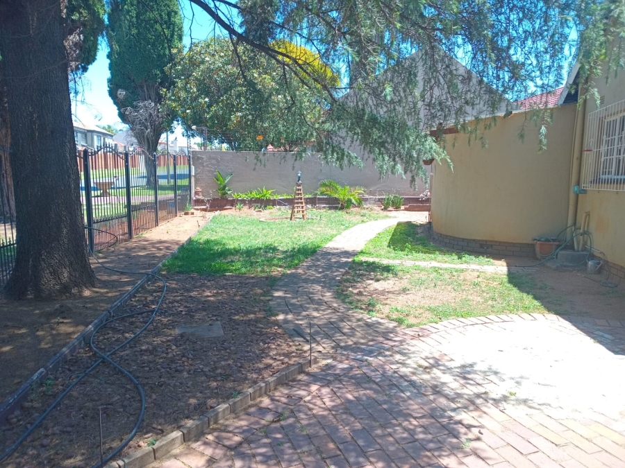 To Let 4 Bedroom Property for Rent in Van Riebeeck Park Gauteng