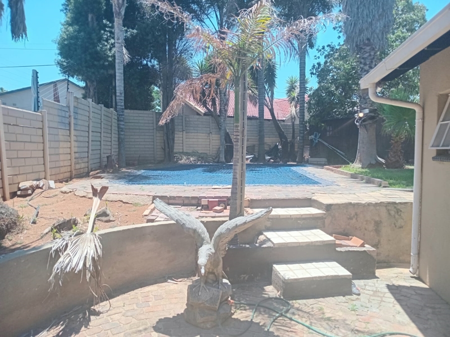 To Let 4 Bedroom Property for Rent in Van Riebeeck Park Gauteng