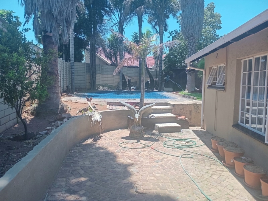 To Let 4 Bedroom Property for Rent in Van Riebeeck Park Gauteng