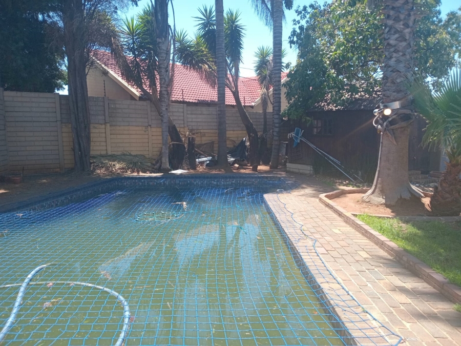 To Let 4 Bedroom Property for Rent in Van Riebeeck Park Gauteng