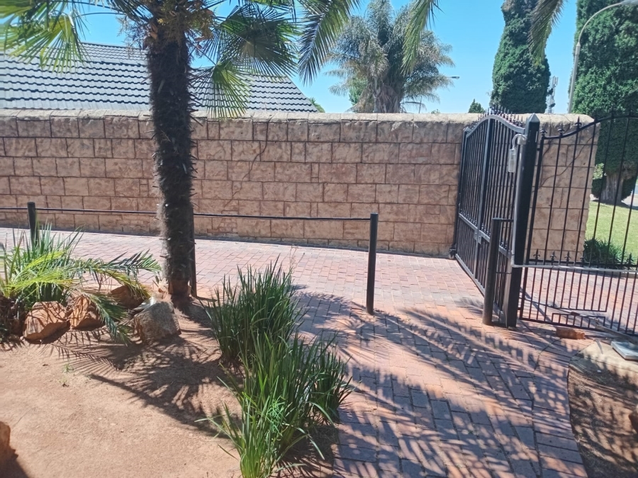 To Let 4 Bedroom Property for Rent in Van Riebeeck Park Gauteng
