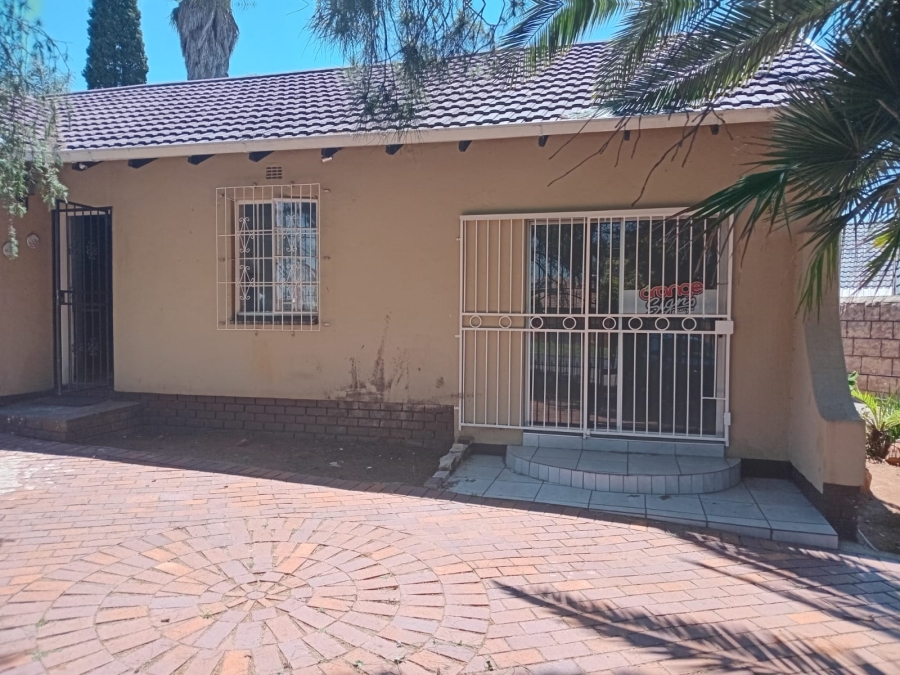To Let 4 Bedroom Property for Rent in Van Riebeeck Park Gauteng