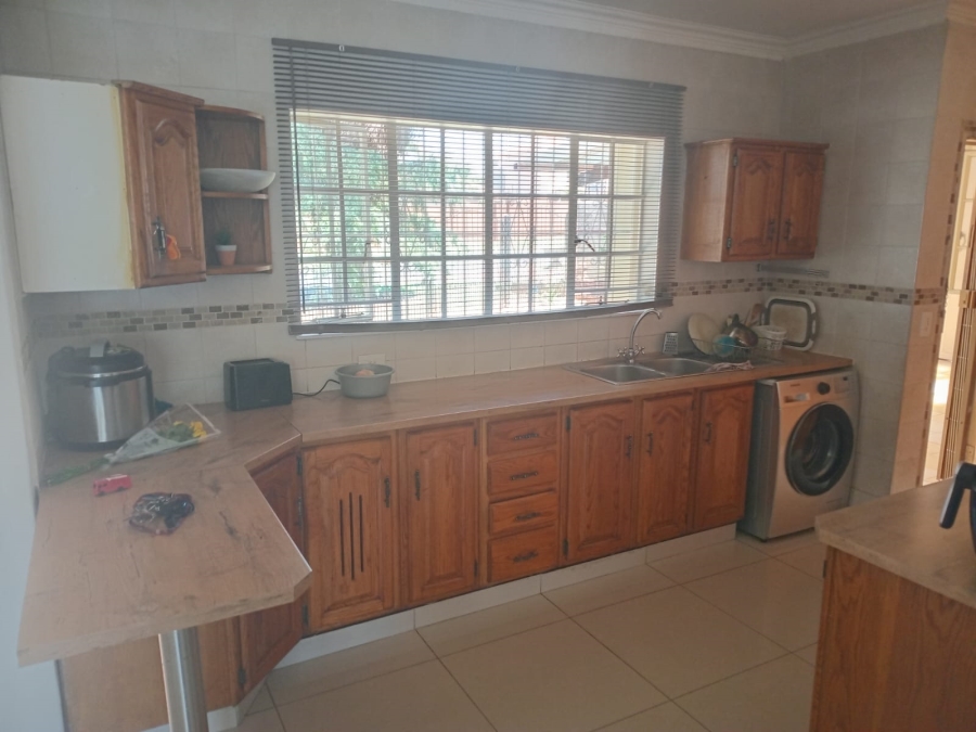 To Let 4 Bedroom Property for Rent in Van Riebeeck Park Gauteng