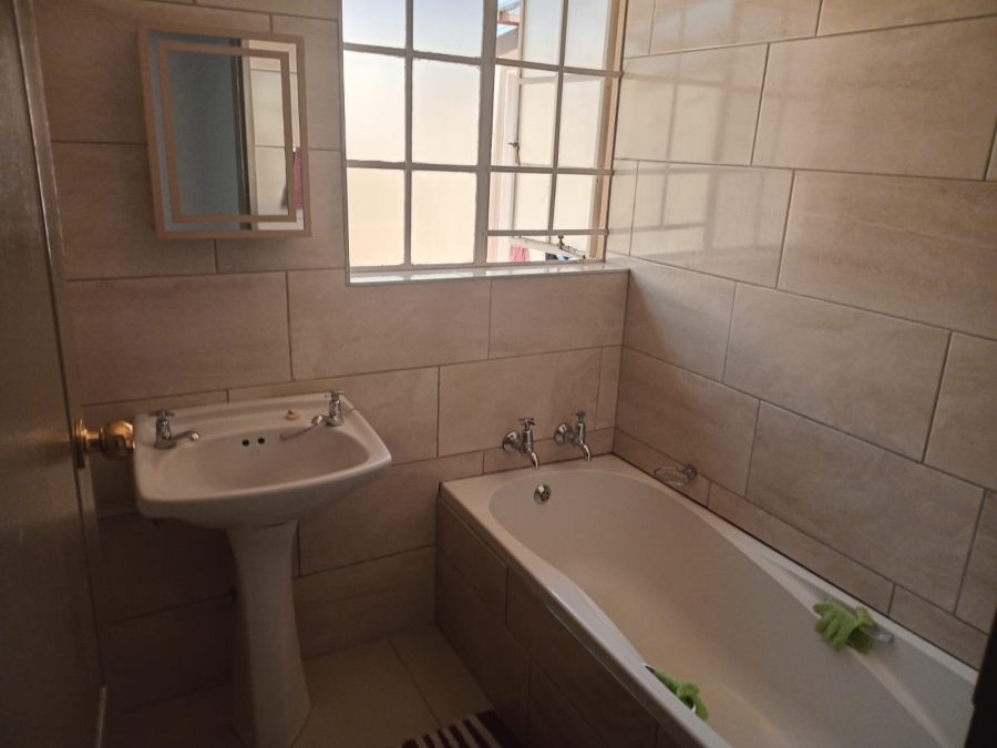 To Let 4 Bedroom Property for Rent in Van Riebeeck Park Gauteng