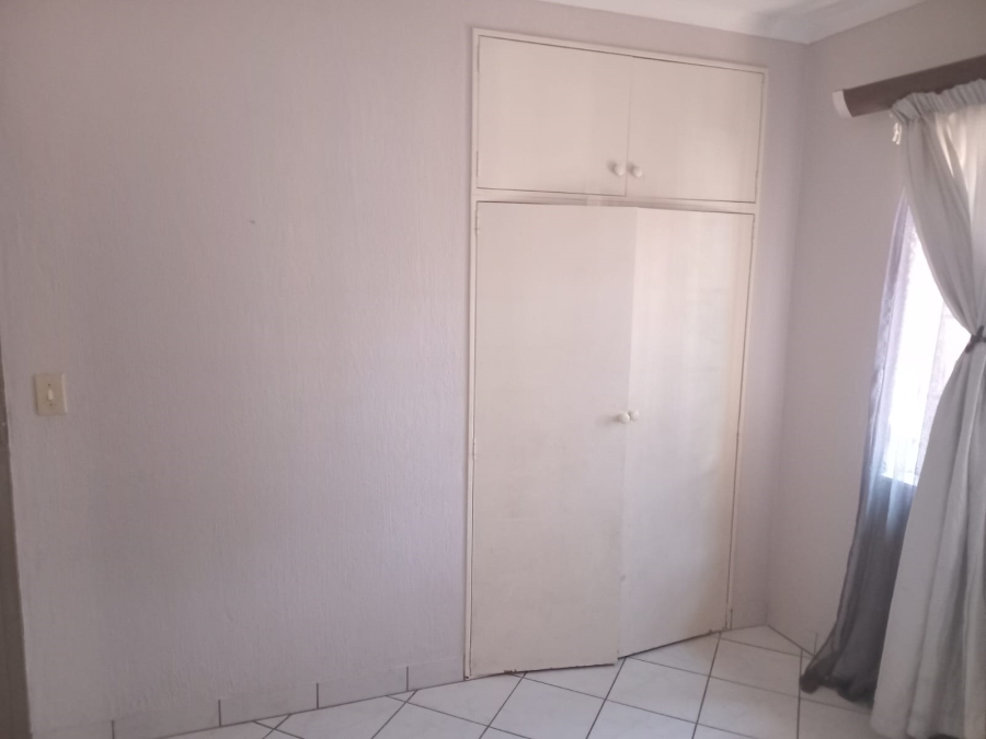 To Let 4 Bedroom Property for Rent in Van Riebeeck Park Gauteng