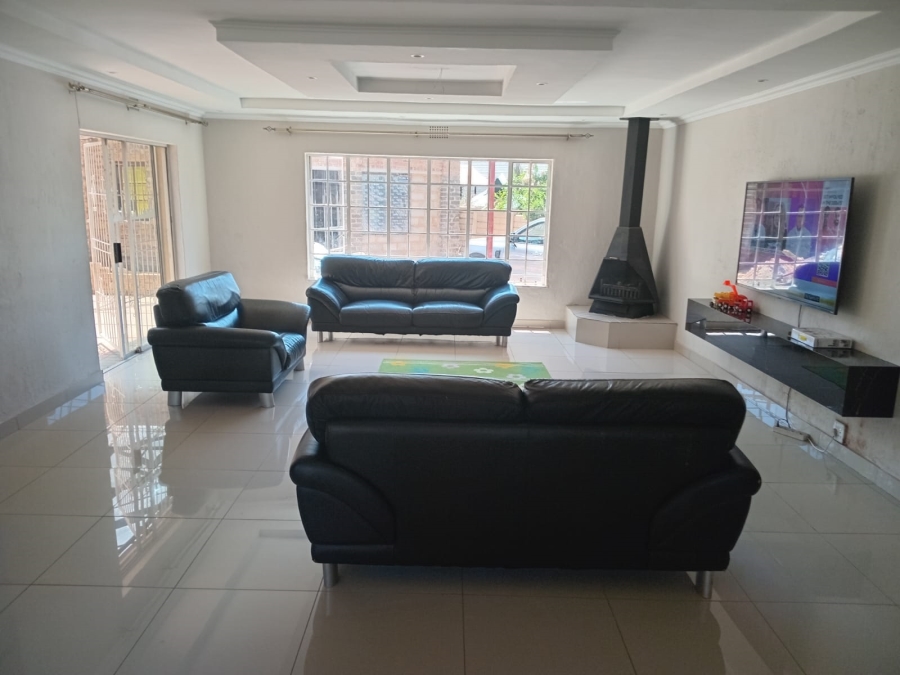 To Let 4 Bedroom Property for Rent in Van Riebeeck Park Gauteng