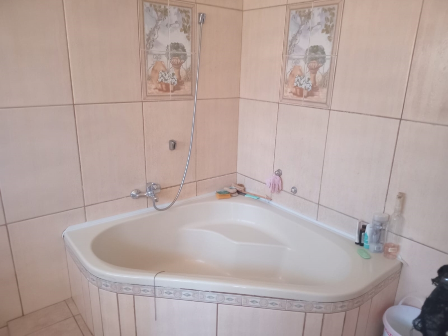 To Let 4 Bedroom Property for Rent in Van Riebeeck Park Gauteng