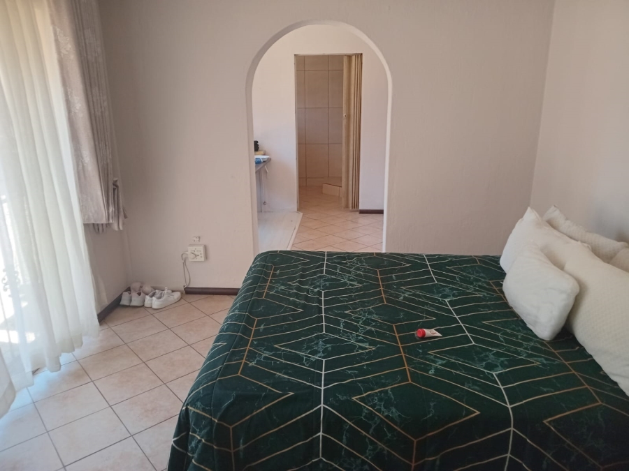 To Let 4 Bedroom Property for Rent in Van Riebeeck Park Gauteng