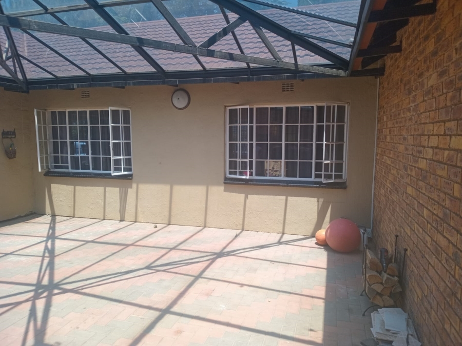 To Let 4 Bedroom Property for Rent in Van Riebeeck Park Gauteng