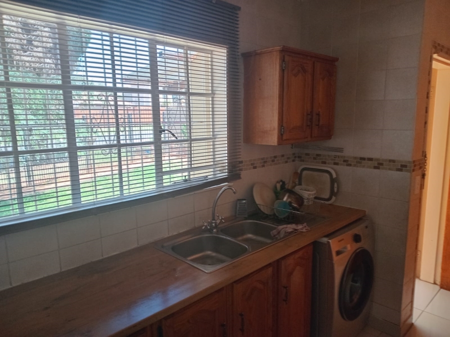 To Let 4 Bedroom Property for Rent in Van Riebeeck Park Gauteng