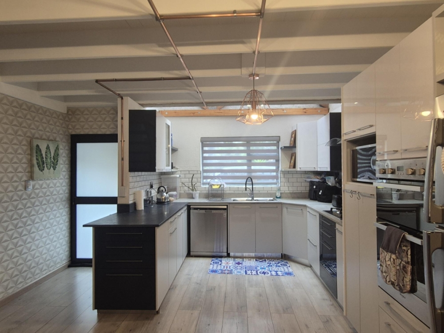 5 Bedroom Property for Sale in Illiondale Gauteng