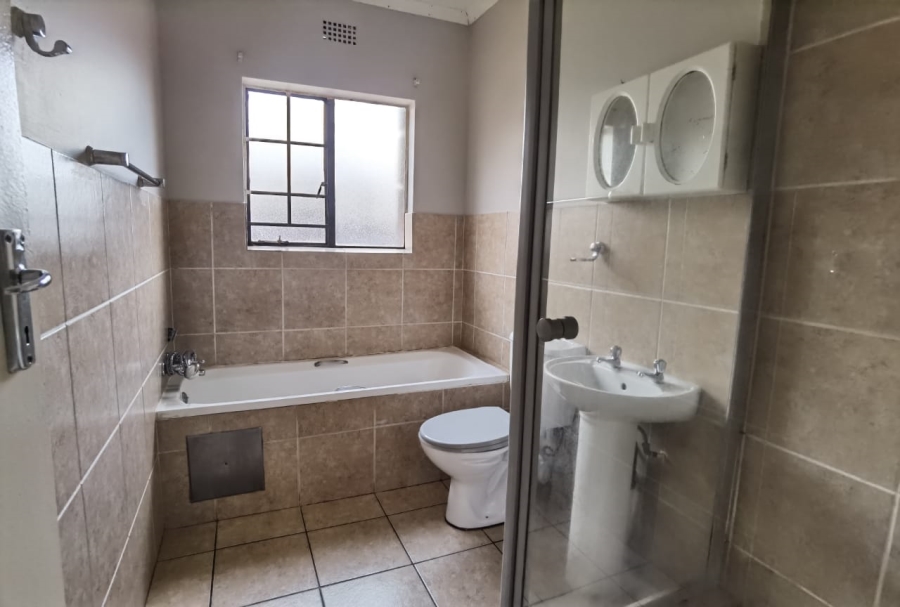 To Let 2 Bedroom Property for Rent in Sonneveld Gauteng