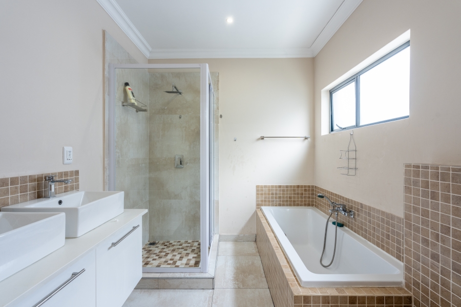 4 Bedroom Property for Sale in Broadacres Gauteng