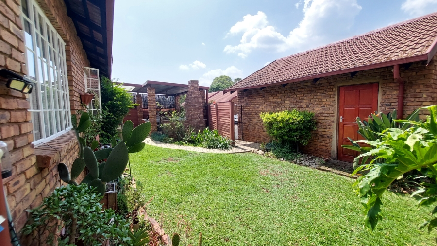 3 Bedroom Property for Sale in Eldoraigne Gauteng