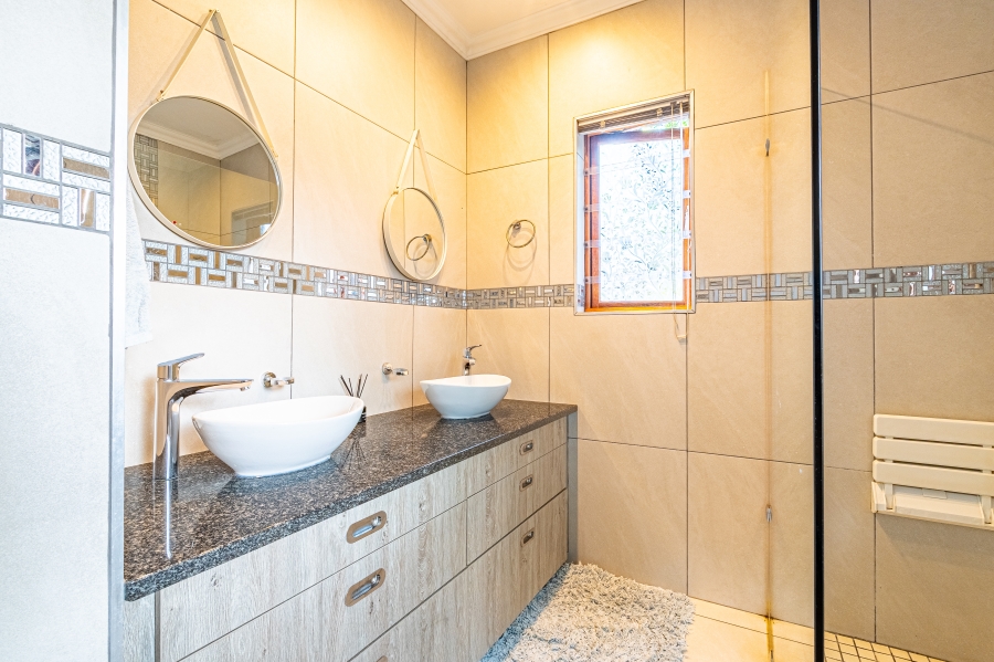 5 Bedroom Property for Sale in Lonehill Gauteng