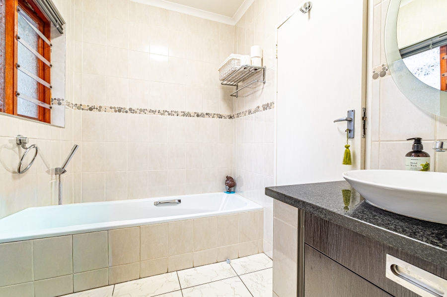 5 Bedroom Property for Sale in Lonehill Gauteng