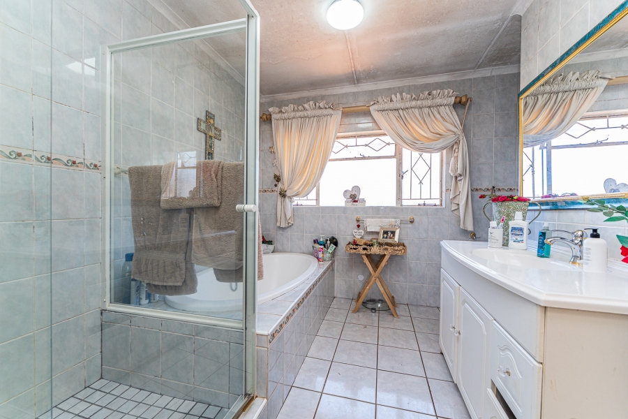 4 Bedroom Property for Sale in Wilro Park Gauteng