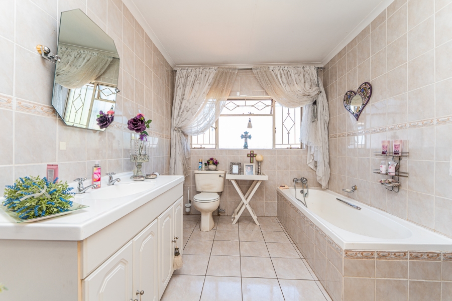 4 Bedroom Property for Sale in Wilro Park Gauteng