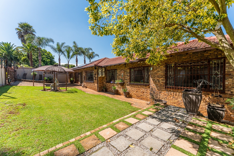 4 Bedroom Property for Sale in Wilro Park Gauteng