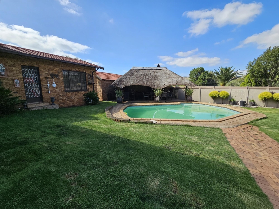 4 Bedroom Property for Sale in Wilro Park Gauteng