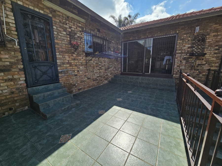 4 Bedroom Property for Sale in Wilro Park Gauteng