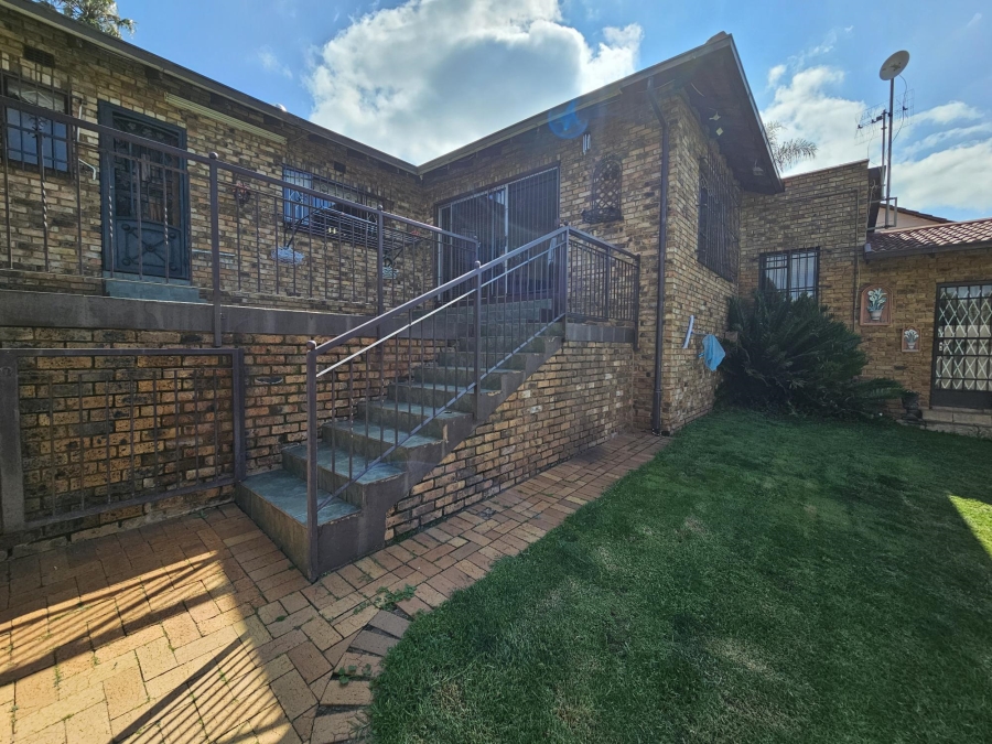 4 Bedroom Property for Sale in Wilro Park Gauteng