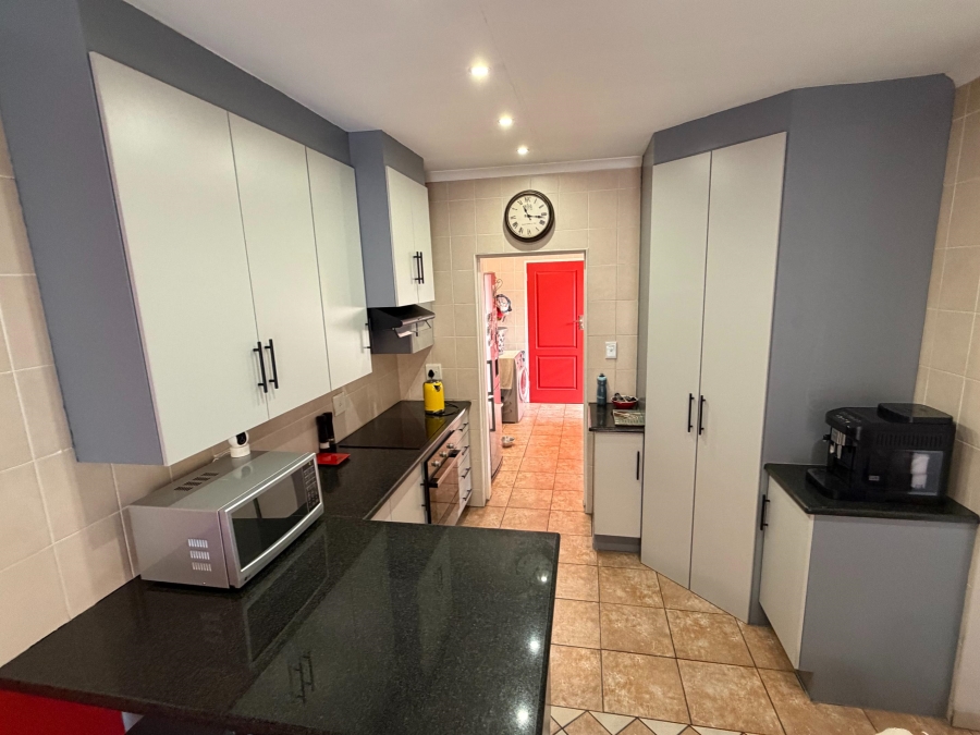 2 Bedroom Property for Sale in Rooihuiskraal North Gauteng