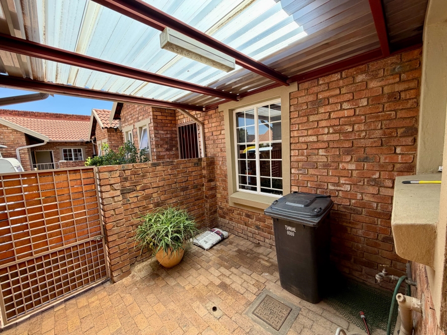 2 Bedroom Property for Sale in Rooihuiskraal North Gauteng