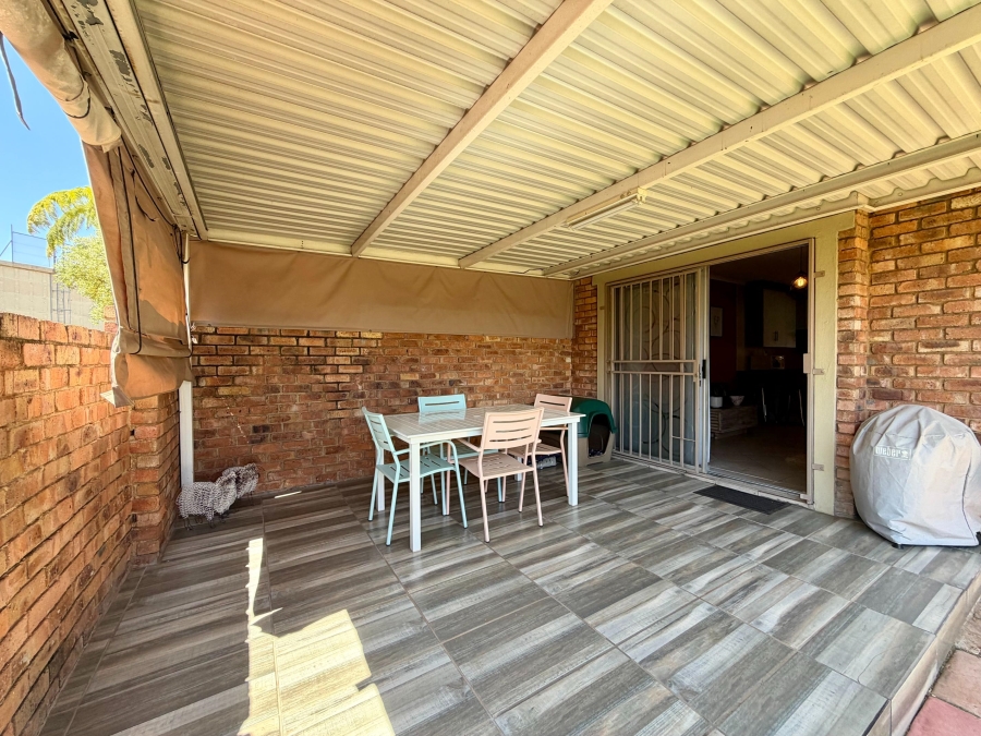 2 Bedroom Property for Sale in Rooihuiskraal North Gauteng