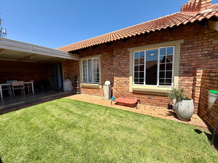 2 Bedroom Property for Sale in Rooihuiskraal North Gauteng