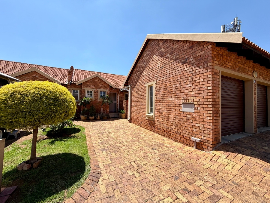2 Bedroom Property for Sale in Rooihuiskraal North Gauteng
