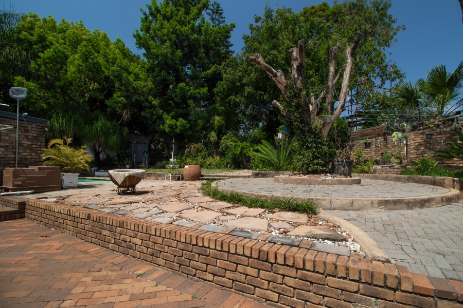 5 Bedroom Property for Sale in Faerie Glen Gauteng