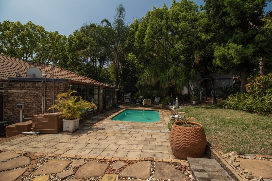 5 Bedroom Property for Sale in Faerie Glen Gauteng