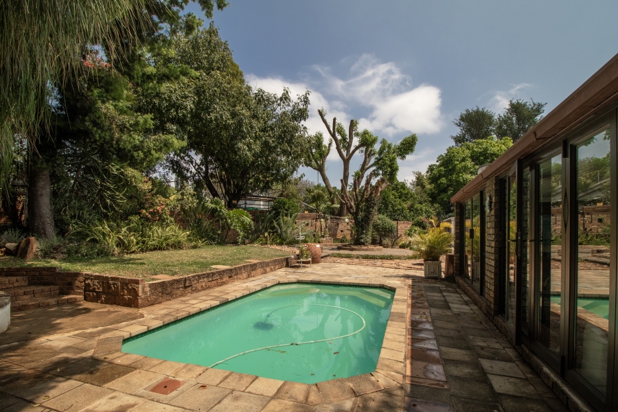 5 Bedroom Property for Sale in Faerie Glen Gauteng