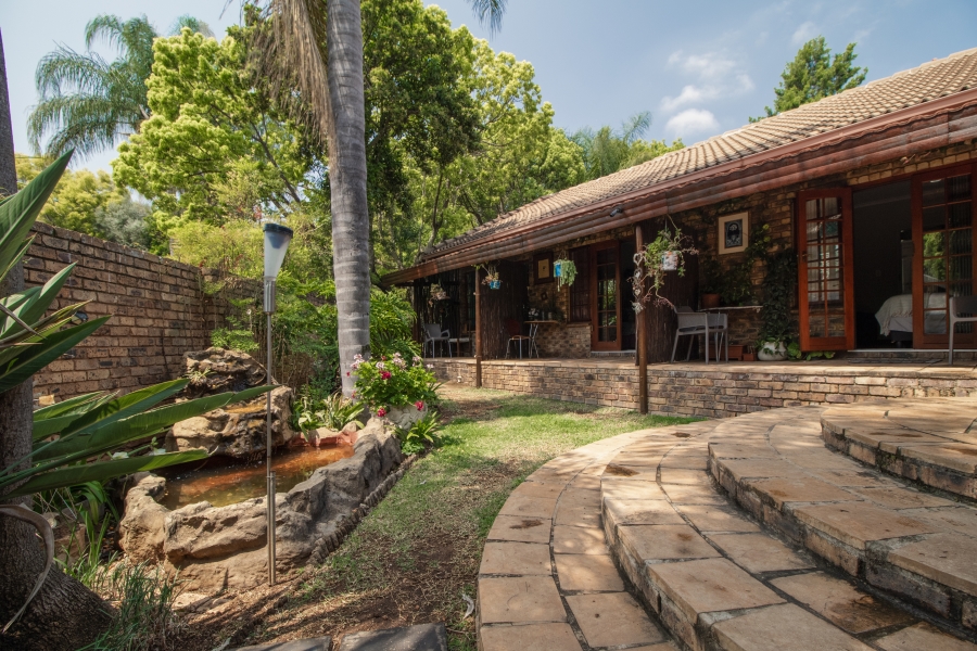 5 Bedroom Property for Sale in Faerie Glen Gauteng