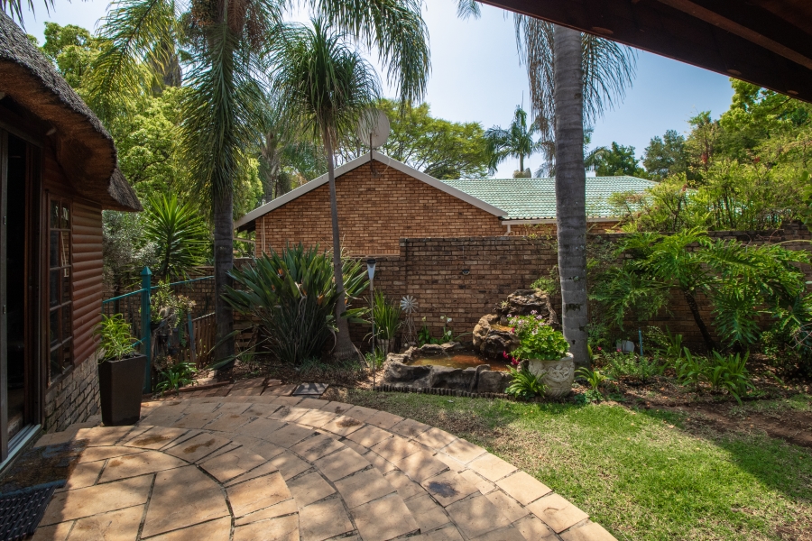 5 Bedroom Property for Sale in Faerie Glen Gauteng
