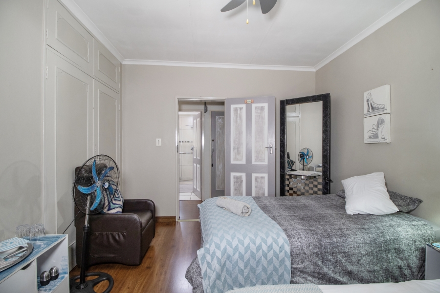 5 Bedroom Property for Sale in Faerie Glen Gauteng