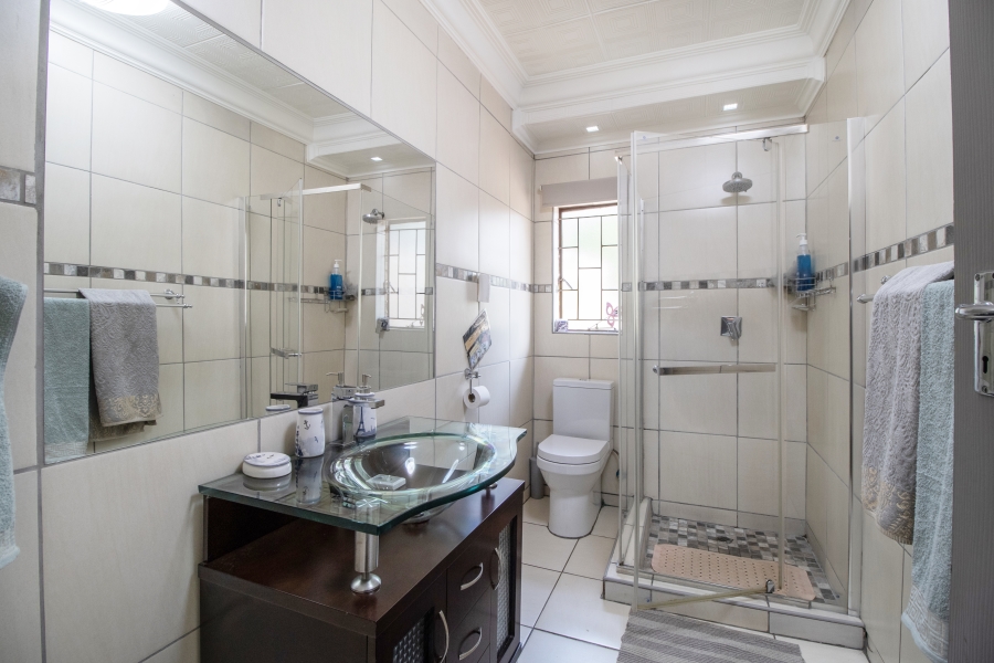 5 Bedroom Property for Sale in Faerie Glen Gauteng