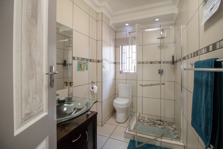 5 Bedroom Property for Sale in Faerie Glen Gauteng