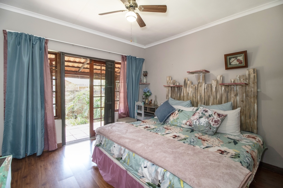 5 Bedroom Property for Sale in Faerie Glen Gauteng