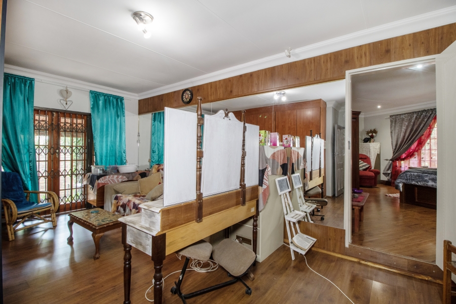 5 Bedroom Property for Sale in Faerie Glen Gauteng