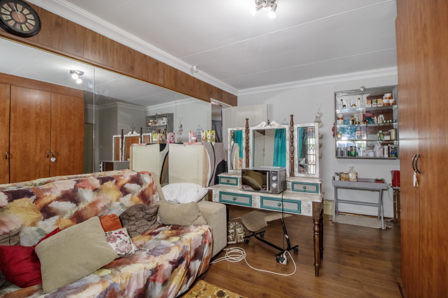 5 Bedroom Property for Sale in Faerie Glen Gauteng