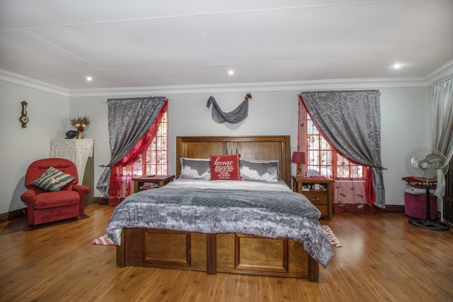 5 Bedroom Property for Sale in Faerie Glen Gauteng