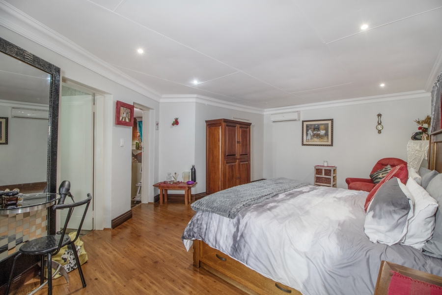 5 Bedroom Property for Sale in Faerie Glen Gauteng