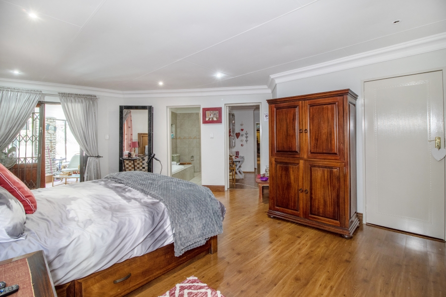5 Bedroom Property for Sale in Faerie Glen Gauteng