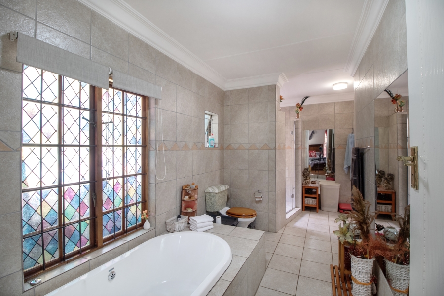 5 Bedroom Property for Sale in Faerie Glen Gauteng