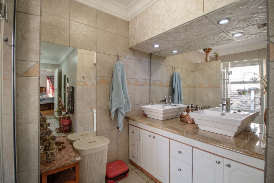 5 Bedroom Property for Sale in Faerie Glen Gauteng