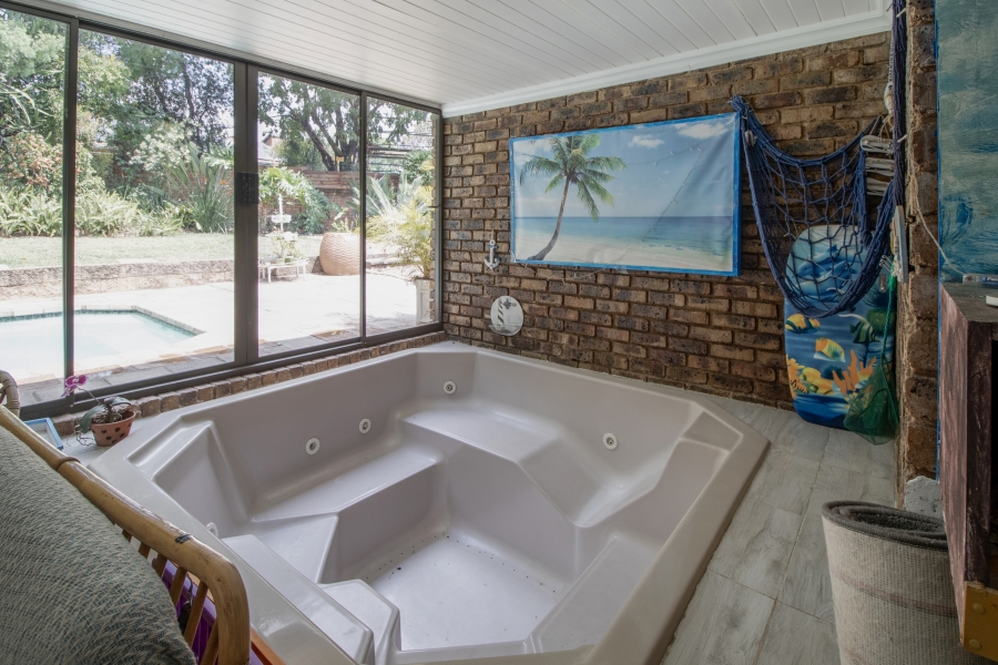 5 Bedroom Property for Sale in Faerie Glen Gauteng