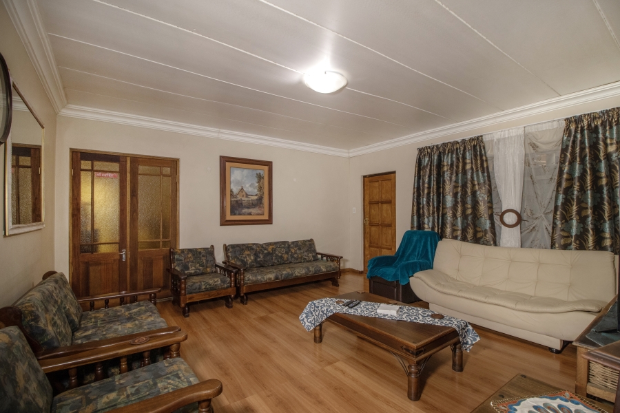 5 Bedroom Property for Sale in Faerie Glen Gauteng