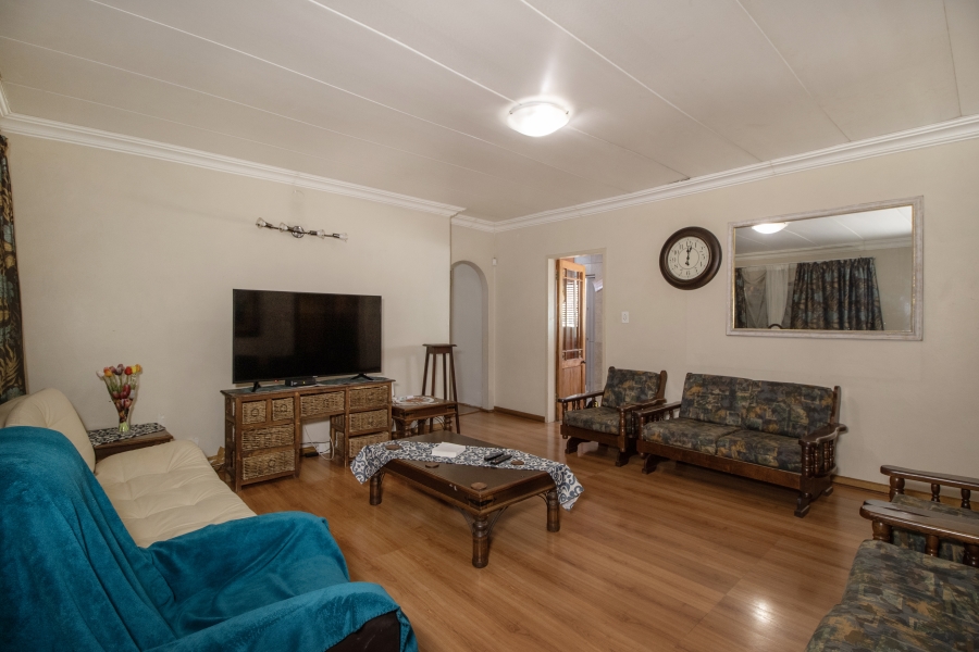 5 Bedroom Property for Sale in Faerie Glen Gauteng